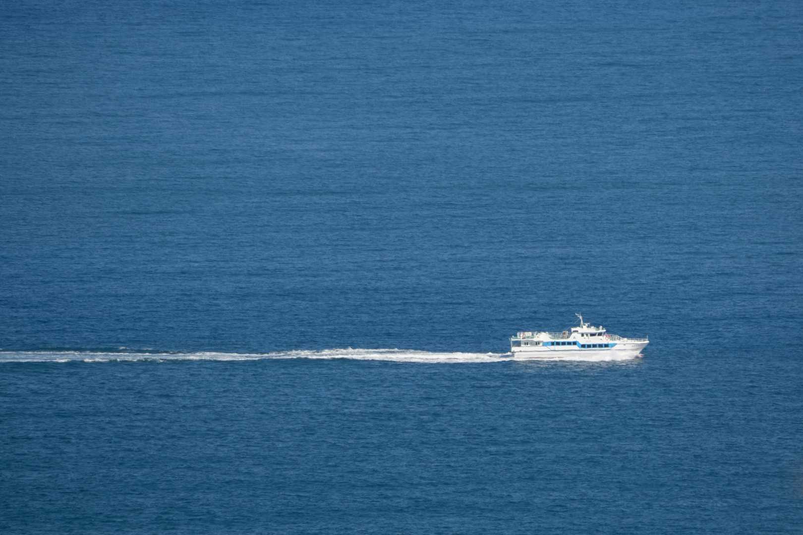 玄海島を出航し博多港に向かう「みどり丸」
