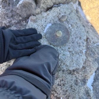 中岳頂上は暴風
飛ばされそうになりましたが
なんとか登頂できました
ここは三角点はないのですが測量用とおぼしき点があったのでご挨拶しておきました