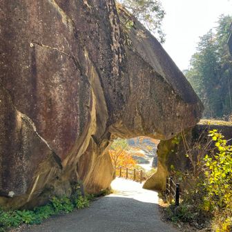 歩道に石門が登場