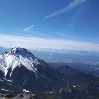 振り返る、阿弥陀岳と中央アルプス👀