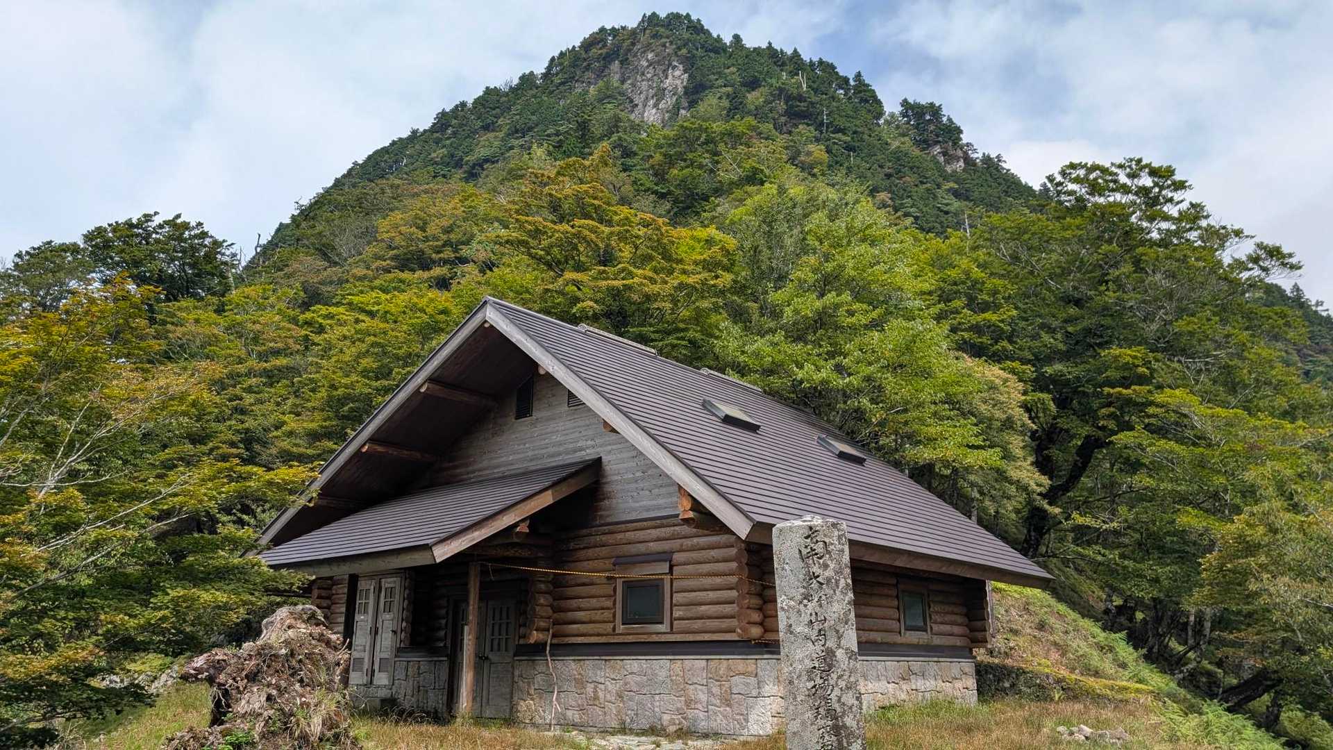 小屋到着
背景の山が行者還岳
中はキレイ✨泊まれるレベル✨