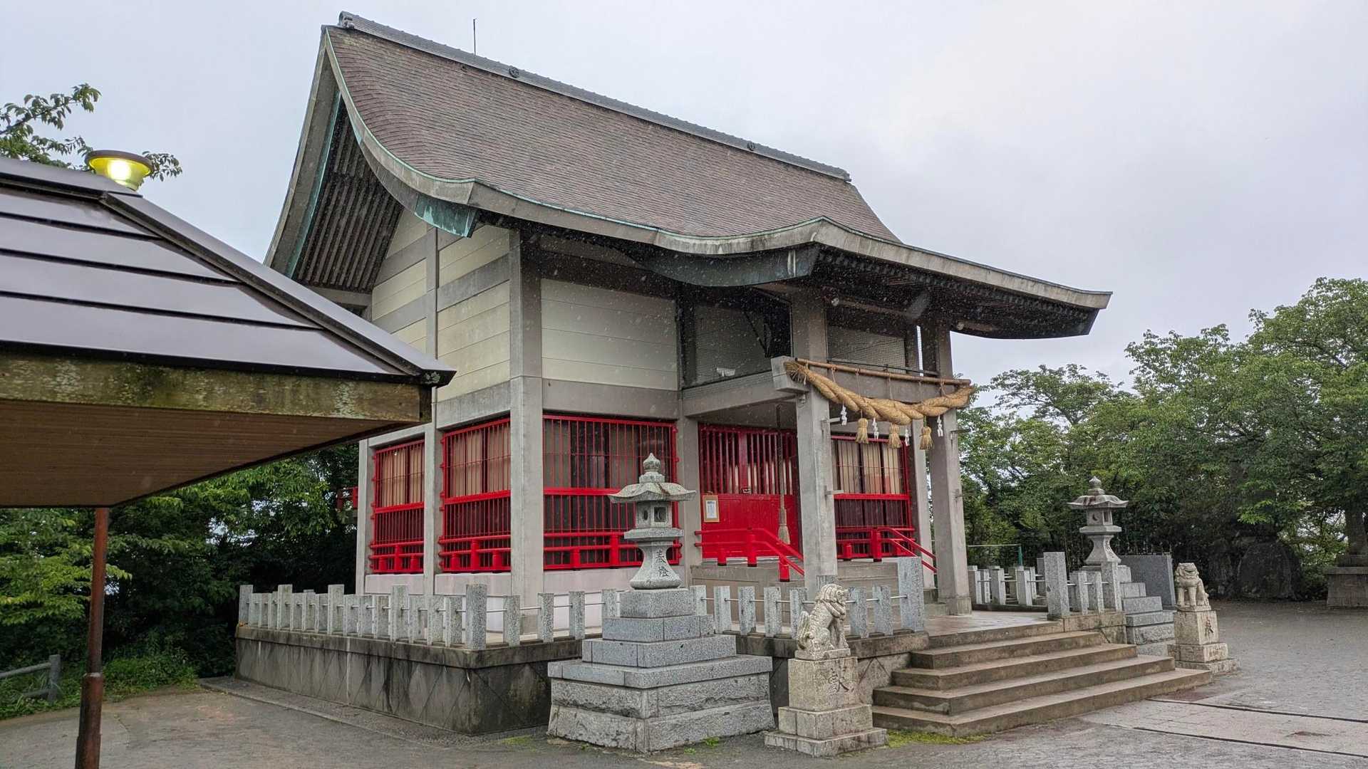 まずは金比羅山へ、雨が降ってきたのでちょっと雨宿り