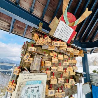 東屋には　絵馬が　¥300
願い事　ある方　どうぞ