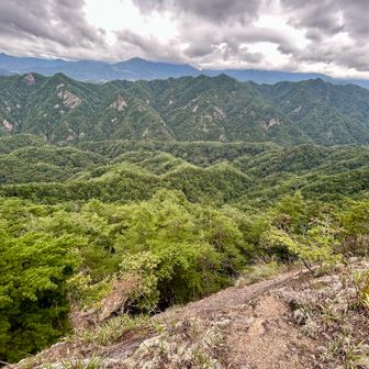 遠く雷鳴も聞こえ始め、京ヶ倉へ戻り下山します、
途中スライドした塩尻からいらした若い女子２人組と山頂で談笑、楽しかったです