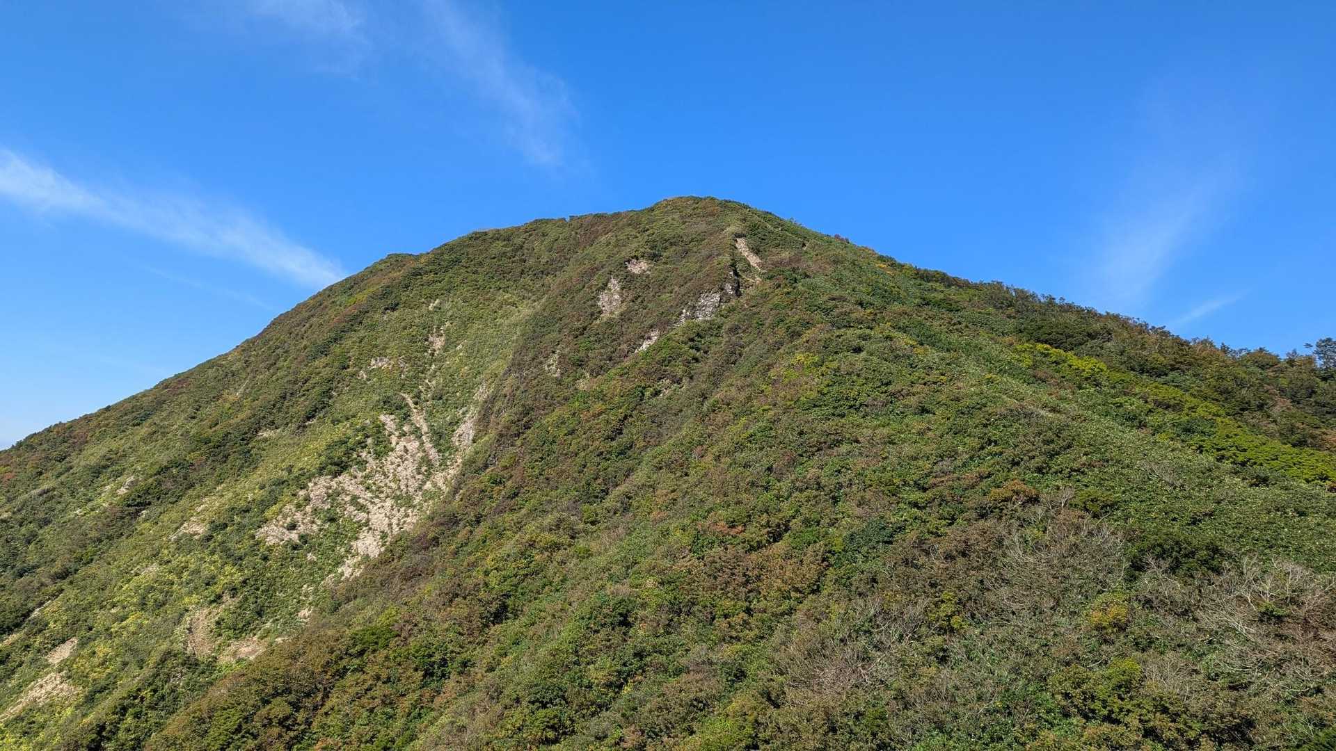 15年前、滑落の危険を感じながら登った登山道が見えます