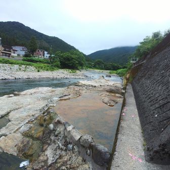 薬研湯
　ふかし湯脇の露天風呂
弁慶がなぎなたで発見した温泉です。
ただし、今は熱くて入れません。