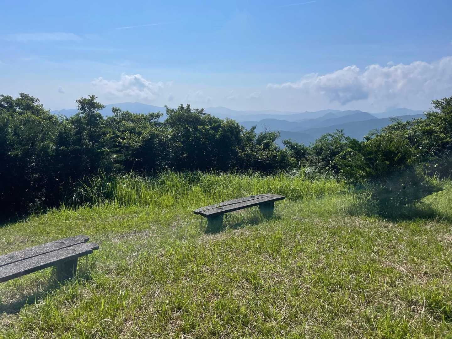 展望所に立ち寄ったが、、、暑すぎます🥵
次に登る予定だった磯間岳はやめるとこに🙅‍♂️
ちと危険な山だと聞くので、暑すぎて朦朧としてたら危ないと判断しました😞