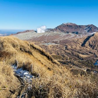火口。見る場所によっていろんな表情で飽きない