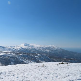 右から岩内岳、目国内岳、シャクナゲ岳