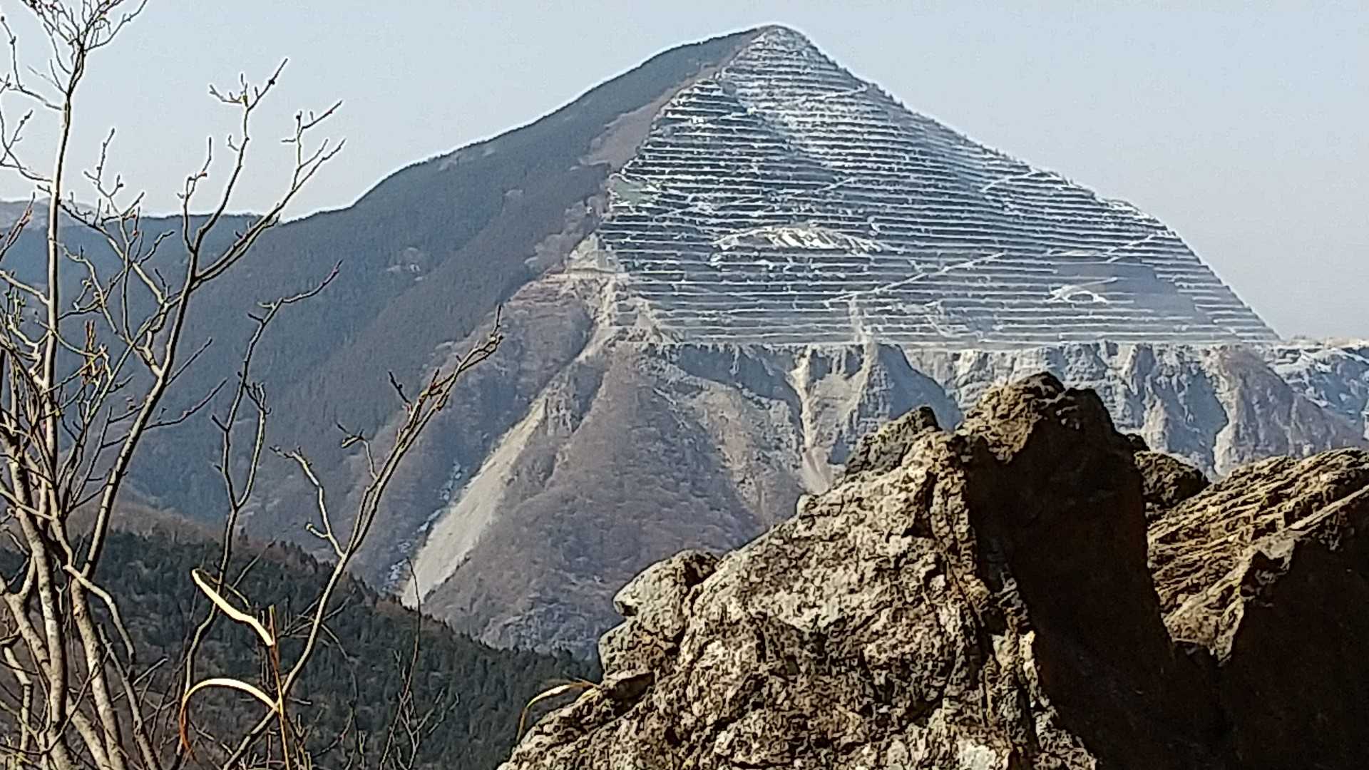 雄岳の先の岩からは武甲山
