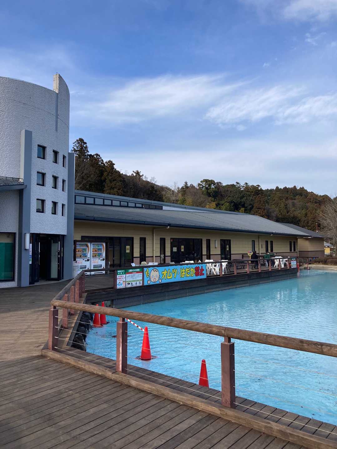 子供が小さい頃ここでよく遊んだなー、と懐かしくなりました。
この公園はトイレもたくさんあるし拠点にするには良いですね☺️