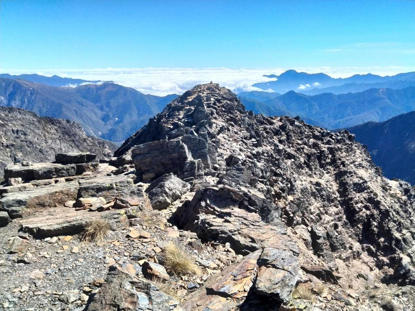 台湾・東アジア最高峰、ニイタカヤマノボレの玉山(新高山) / せんの