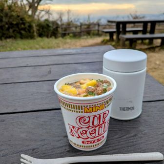 外で食べるのとフォークでマシマシです