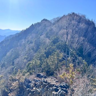 両神山山頂が見えてきました。東岳から両神山までは平和な道✨