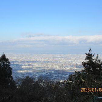 街の眺めは、石切に行く近鉄の中とか、額田駅の山側の道端からの眺めで実は十分。街並みを箱庭のように見下ろせます。山の上に来ても特に「新発見」は無い、、、。
