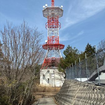 この鉄塔でお昼ご飯を食べました。
登ってこられた登山者さんとしばし一緒にご飯をいただきました。出会いに感謝！