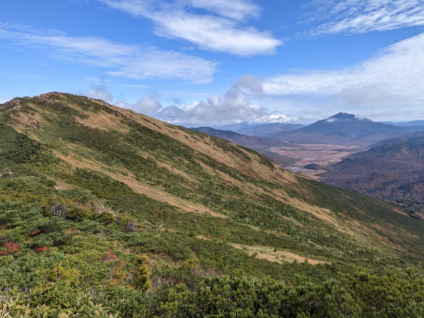 小至仏山から至仏山・尾瀬ヶ原・燧ヶ岳。これこれ。