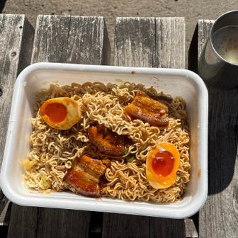 ペヤング超大盛りにコンビニ惣菜入れてみました。道の駅はゆで汁が捨てられるので、カップ焼きそば選んでみました。