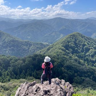 下山は、あいさんはソロで西の谷コース🚶‍♀️
次女と私はとのお送電線コースで🏃

獅子岩と次女✨