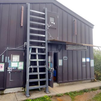 三国小屋到着。小屋番によればタカツコ沢を登ってきたパーティは今季初とのこと