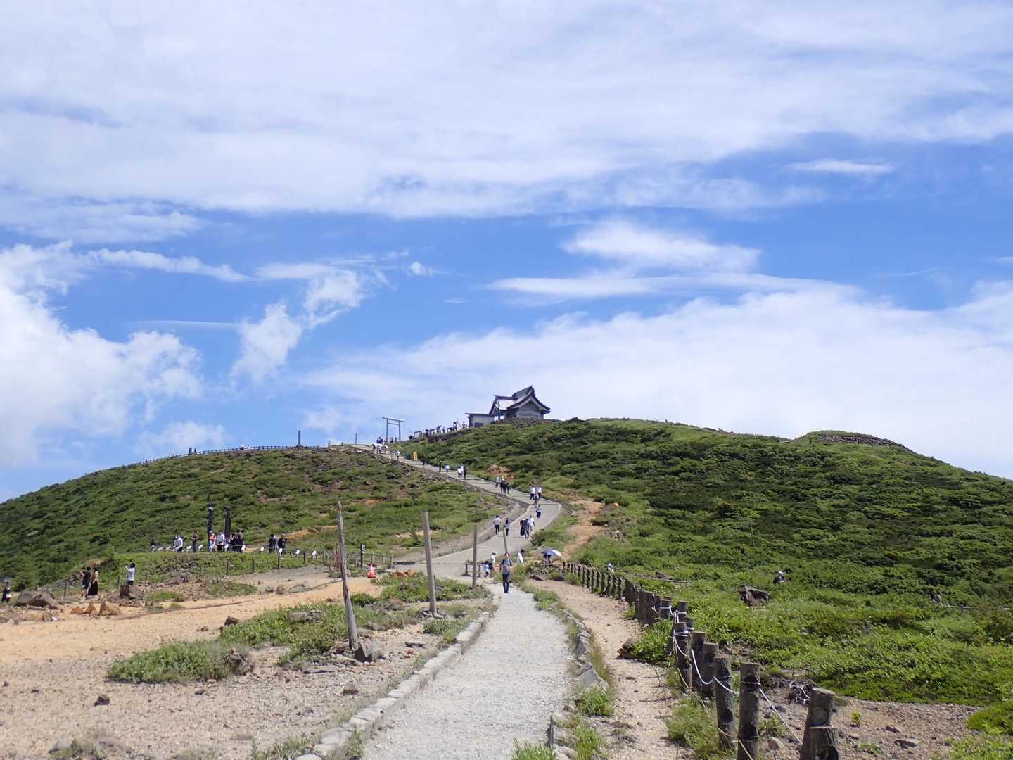 刈田神社へ
あの坂が意外とキツい！
ハイカーの維持とプライドとして、サンダル観光客には負けられないと思って登る‼️