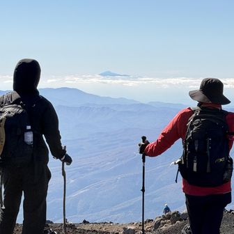 山頂から鳥海山を見ているようです