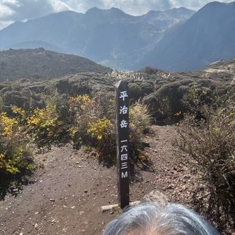 4歳の額と　平治岳山頂と　坊がつるテント🏕️場と
法華院山荘と　三俣山南　スガモリ越
かすかに久住山
天狗ケ城👺　中岳もかな？！と