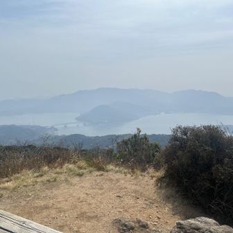 こないだ登った
周防大島の文珠山や嘉納山が見えます。
他の山も登りたいですなぁ
しかし周防大島への橋、すぐ近くの橋なんですが、あの霞みようって酷くない？😭