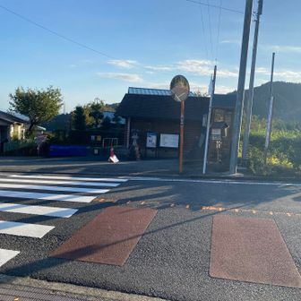 バスの転回場。奥の建物はトイレ。左奥に自販機たくさん。