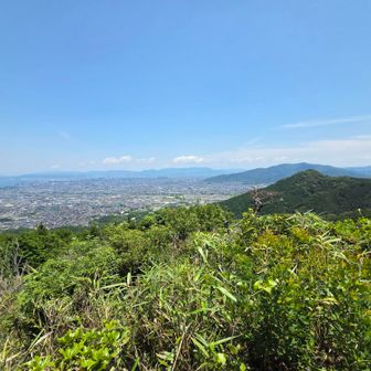 北展望から、飯盛山。その奥がホームグラウンドの油山。