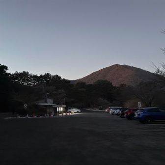 駐車場🅿️
そこそこ車停まってます。雪なし。