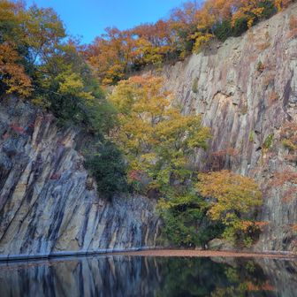 水面に岩肌が映ってなんとも綺麗