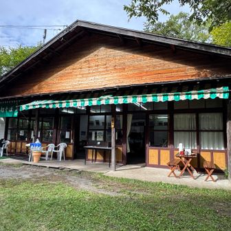 【白樺食堂】
営業時間10:30〜15:00

Google Mapで調べると閉店時間後だった…
そりゃ空いてるわけだ（客は自分だけ）
向かいにも蕎麦屋さんがありましたが、そちらは満席。