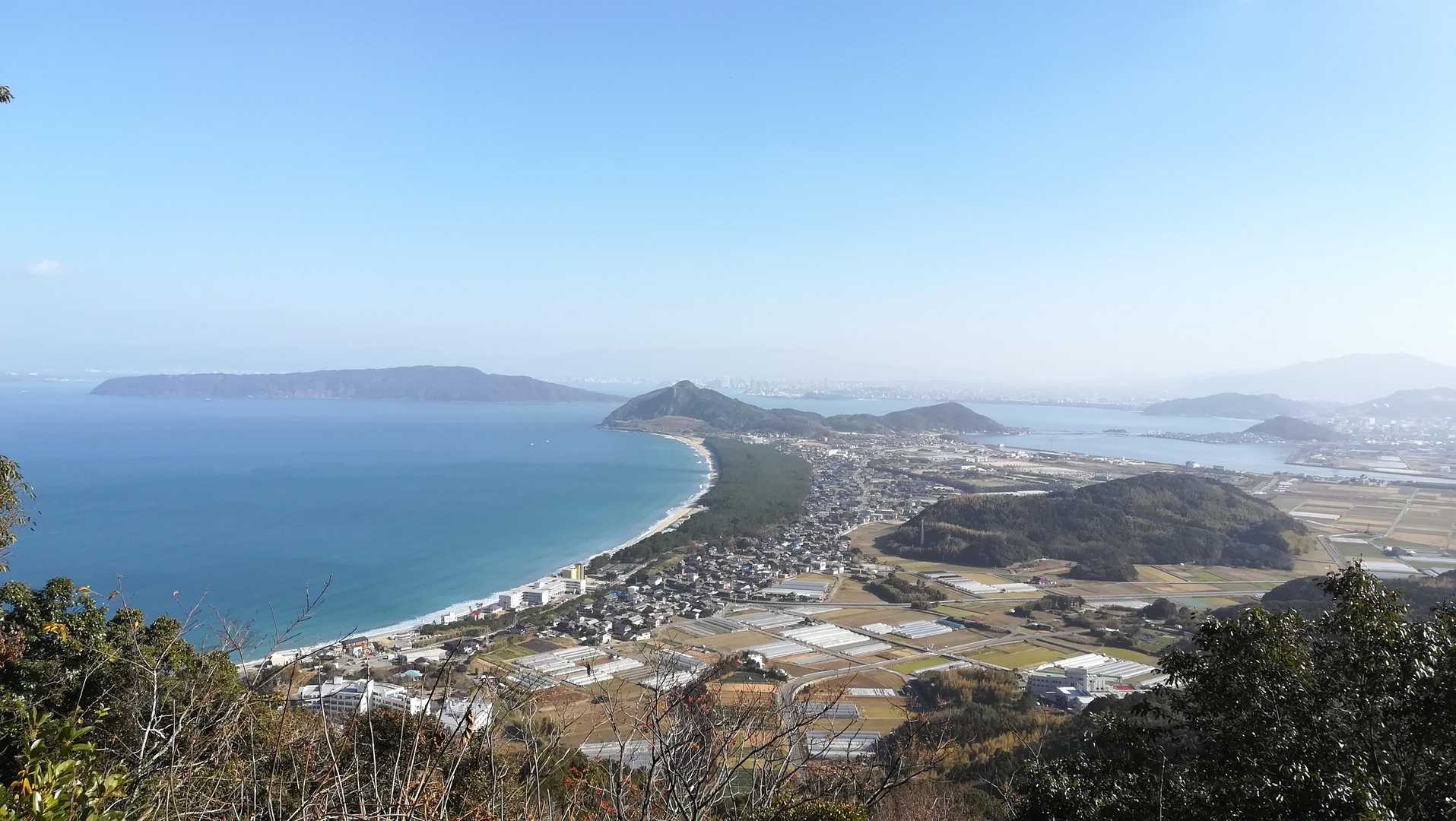 南展望所から。
真ん中が、左から、毘沙門山·浜崎山·今山。
奥の左が志賀島···能古島も見えてたはずなんだけど、奥の一番右かな？
写真では分かりにくい。