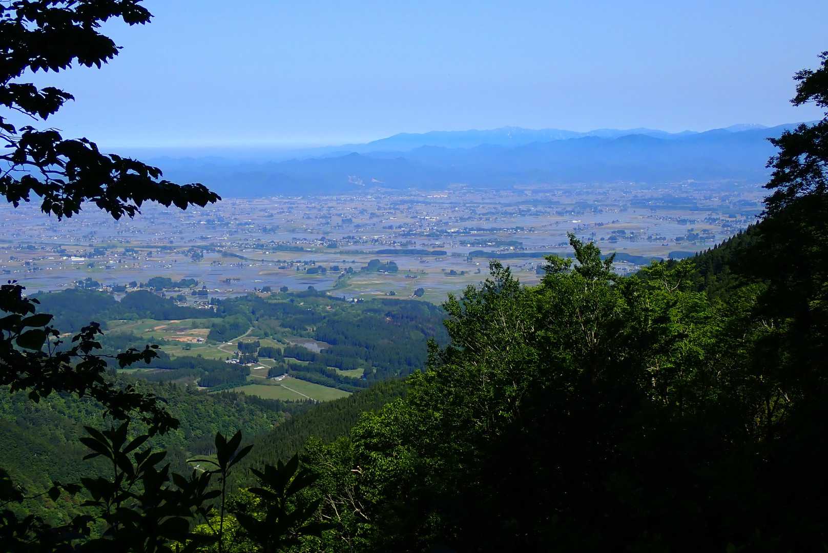 崩落地の展望ポイントから👀
水が張られた仙北平野の田んぼ奥に大平山