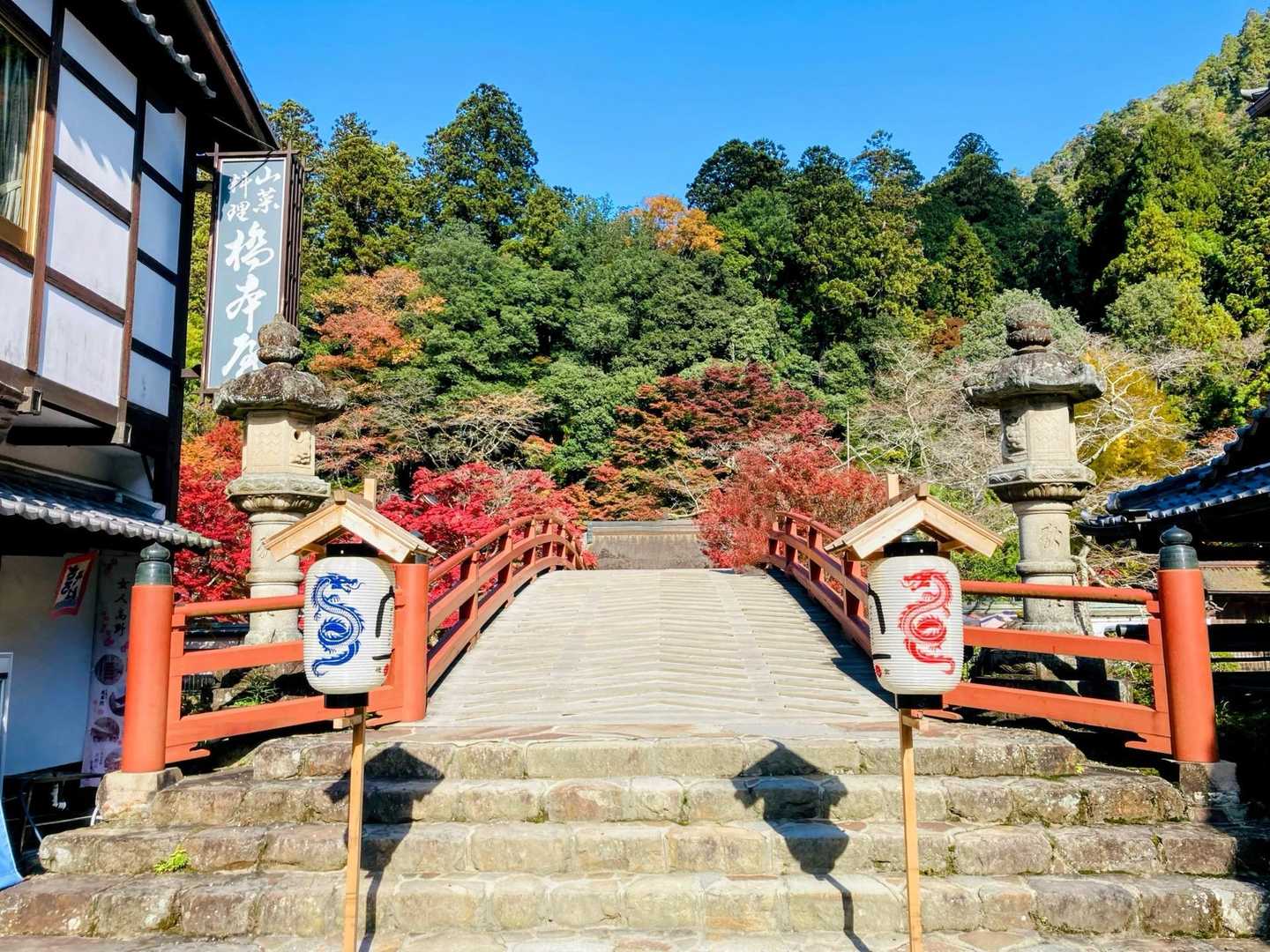 太鼓橋を渡る