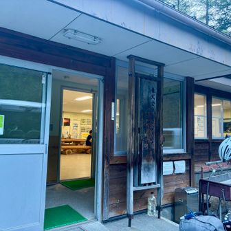 椹島ロッジはプレハブのような造り。上高地のような綺麗さはありません。でもいたせり、つくせりでした。右に写ってる方は静岡市内からチャリ漕いできた強者🦵