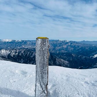 トマの耳
強風で寒いので先に進みます
