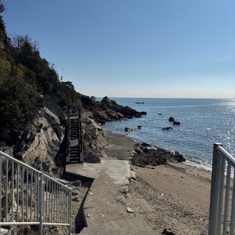 ステージは山から海へ。名勝小赤壁の崖沿いを歩きます。