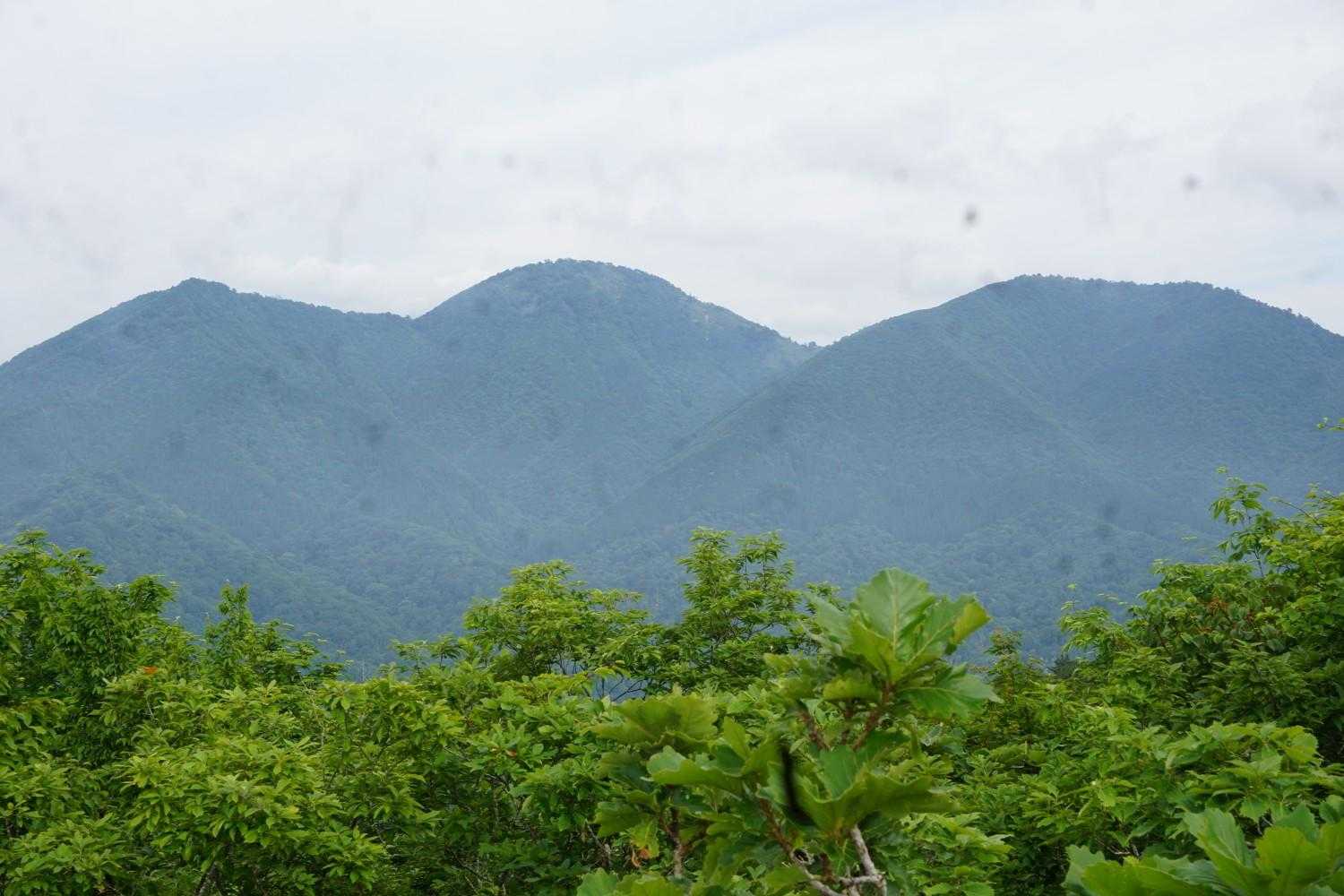 左から二俣山、皆ヶ山、アゼチ
大山はガスの中
