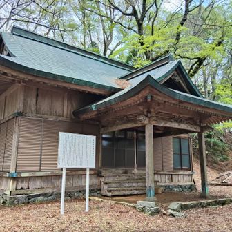 高越神社には裏周りで。
となりには朽ち果てた建屋。
