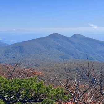 三峰山から北泉ヶ岳、泉ヶ岳を振り返る。またあれを登り返すのか。