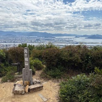 何度も登ると、見慣れた景色の違いがわかるようになります。
陸地に雲☁️が多く、海の上は雲☁️が薄くなっています。少しずつ気温が高くなっているのでしょうね。