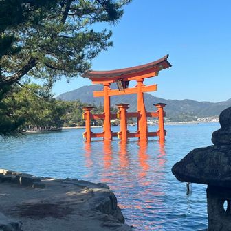 登山口に向かう前の厳島神社の大鳥居
