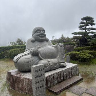 布袋様。
お腹触りたかったー

グッと我慢して、
バスにセーフ！