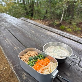ビビンバ丼作って来ました
雨が最も激しいときに蓋開けたよ
誰もいないので大きいテーブル独り占め