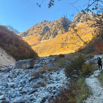 横尾まで戻り、ここからいよいよ槍ヶ岳への登山道

さて、地獄です

最初はゆるやかですが、大曲を過ぎた辺りからずっとガレ場の急登

テント泊装備を担いで1250ｍずっと登りっぱなしは自分の登山歴ではもちろんあるわけもなく本当にキツい
途中ちょっとずつ汗が出過ぎて気持ち悪くなりましたが、これはこの時間だと熱中症疑惑とペースの上げすぎとレイヤーの失敗かな、と今にして思えば
アミノバイタルのパウチを握り潰すように一瞬で飲んだことなんて生まれて始めてですが、そしてこれがまた効いた、、、

写真ほとんど撮る余裕ない位きつかったです；；