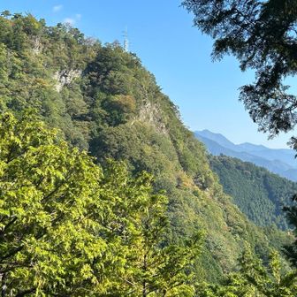白倉山が目の前に見えてきました。
白い塔が目印。
切れ落ちてるな〜✨