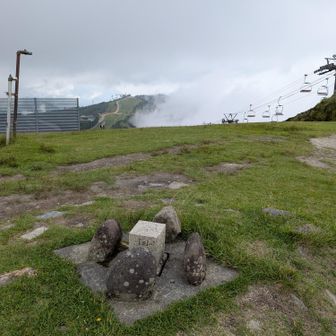 三角点と雲で見えない打見山