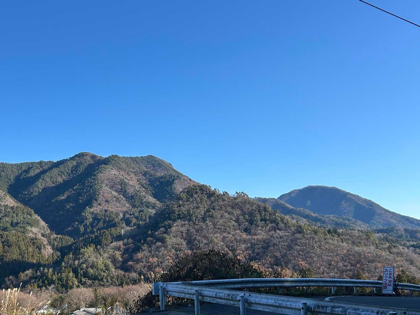 登山口までの道のりで、百蔵山（左手前）と扇山（右奥）もよく見えた。